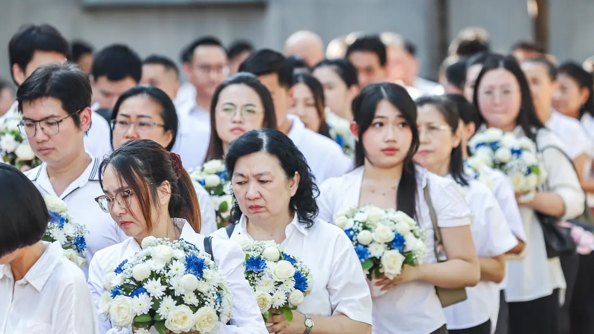 Umat mengikuti Pradaksina dalam rangkaian Peringatan Detik-detik Tri Suci Waisak 2570 BE/ 2026 di Vihara Dhammajaya, Kawasan Lontar, Surabaya, Jawa Timur, Minggu (31/5/2026). (Riana Setiawan/ Jawa Pos)