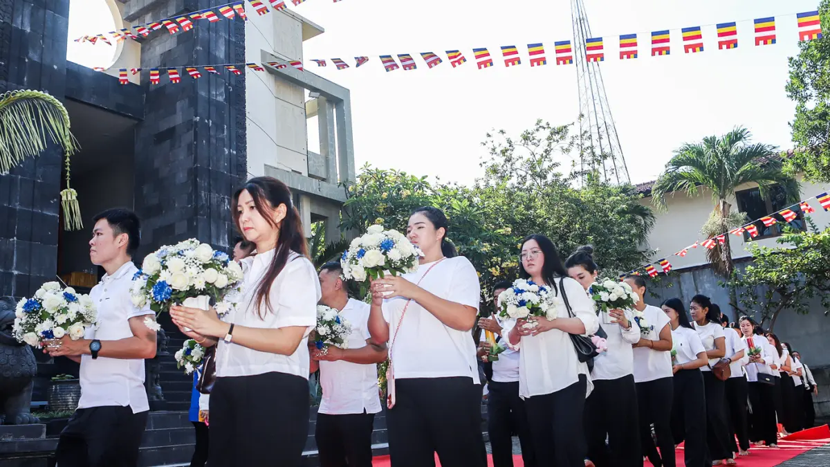 Umat mengikuti Pradaksina dalam rangkaian Peringatan Detik-detik Tri Suci Waisak 2570 BE/ 2026 di Vihara Dhammajaya, Kawasan Lontar, Surabaya, Jawa Timur, Minggu (31/5/2026). (Riana Setiawan/ Jawa Pos)