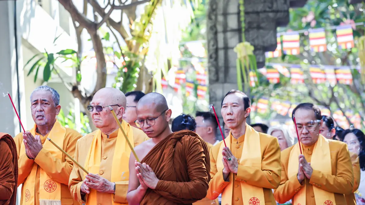 Peringatan Detik-detik Tri Suci Waisak di Vihara Dhammajaya Surabaya - Image