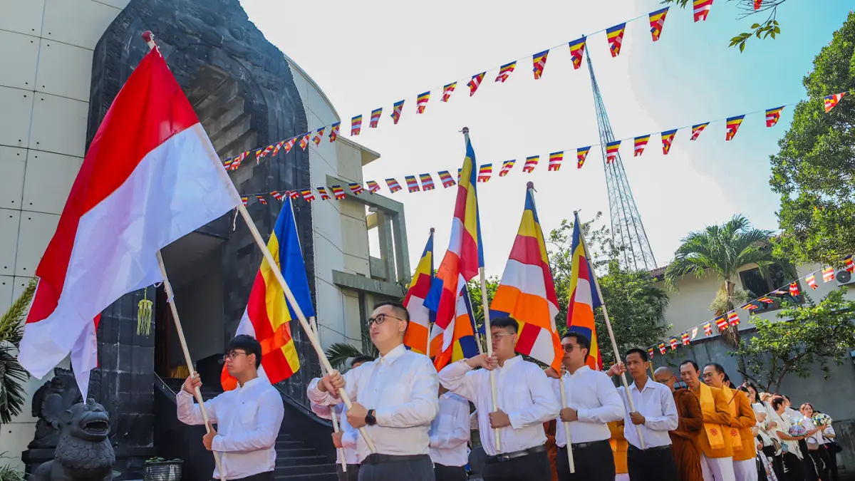 Umat mengikuti Pradaksina dalam rangkaian Peringatan Detik-detik Tri Suci Waisak 2570 BE/ 2026 di Vihara Dhammajaya, Kawasan Lontar, Surabaya, Jawa Timur, Minggu (31/5/2026). (Riana Setiawan/ Jawa Pos)