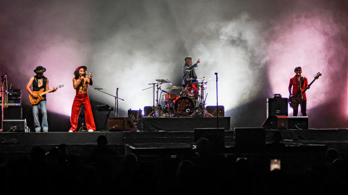 Vokalis grub band Slank Kaka (dua kiri) tampil pada ajang Java Jazz 2026 di NICE, PIK 2, Tangerang, Minggu (31/05/2026). (Hanung Hambara/Jawa Pos)