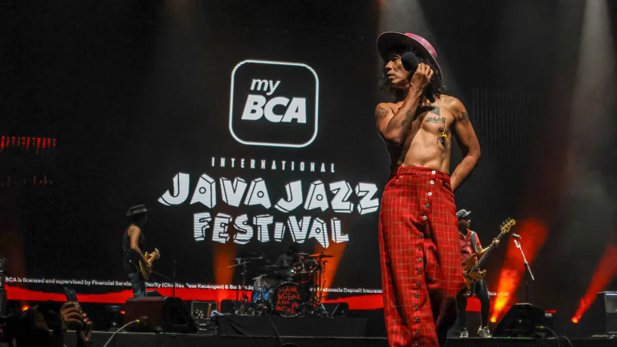 Vokalis grub band Slank Kaka (tengah) tampil pada ajang Java Jazz 2026 di NICE, PIK 2, Tangerang, Minggu (31/05/2026). (Hanung Hambara/Jawa Pos)