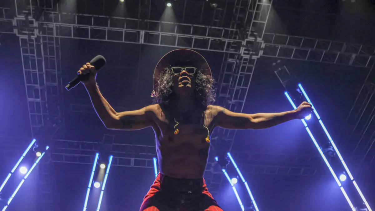 Vokalis grub band Slank Kaka (tengah) tampil pada ajang Java Jazz 2026 di NICE, PIK 2, Tangerang, Minggu (31/05/2026). (Hanung Hambara/Jawa Pos)