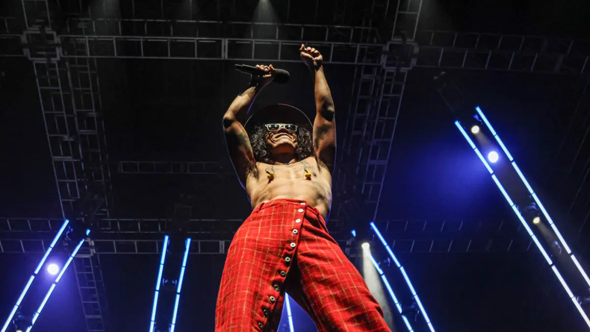 Vokalis grub band Slank Kaka (tengah) tampil pada ajang Java Jazz 2026 di NICE, PIK 2, Tangerang, Minggu (31/05/2026). (Hanung Hambara/Jawa Pos)