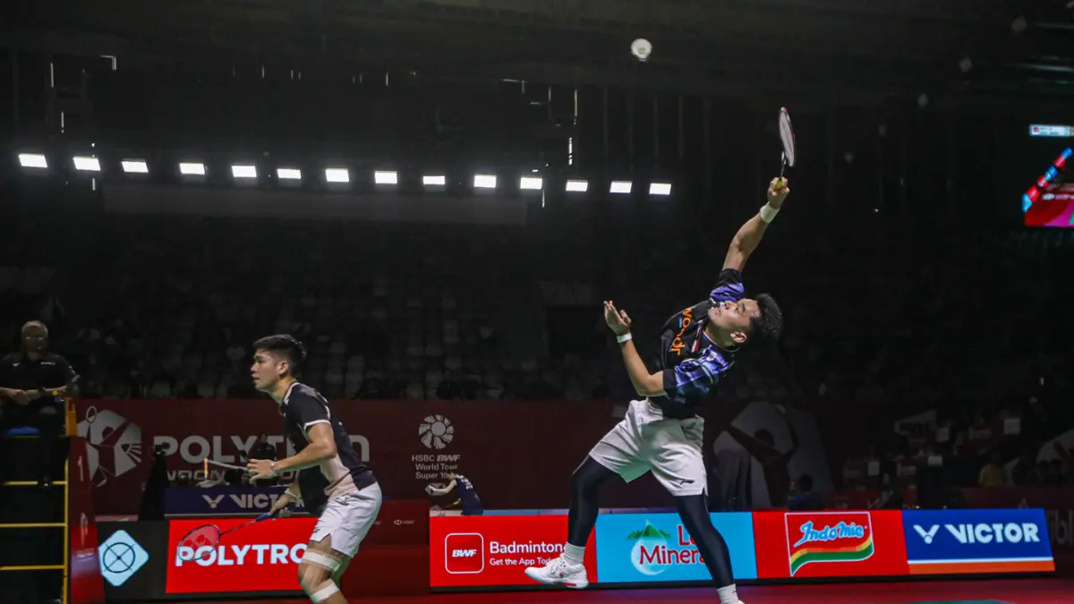 Ganda Putra Indonesia Leo Rolly Carnando/Daniel Marthin berusaha mengembalikan kok kearah pebulu tangkis Chinese Taipei Lee Jhe Huei/Yang Po Hsuan pada babak 32 besar Polytron Indonesia Open 2026 di Istora Senayan, Jakarta, Selasa (2/6/2026). (Salman Toyi