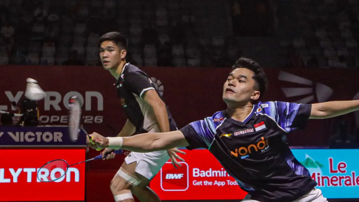 Ganda Putra Indonesia Leo Rolly Carnando/Daniel Marthin berusaha mengembalikan kok kearah pebulu tangkis Chinese Taipei Lee Jhe Huei/Yang Po Hsuan pada babak 32 besar Polytron Indonesia Open 2026 di Istora Senayan, Jakarta, Selasa (2/6/2026). (Salman Toyi