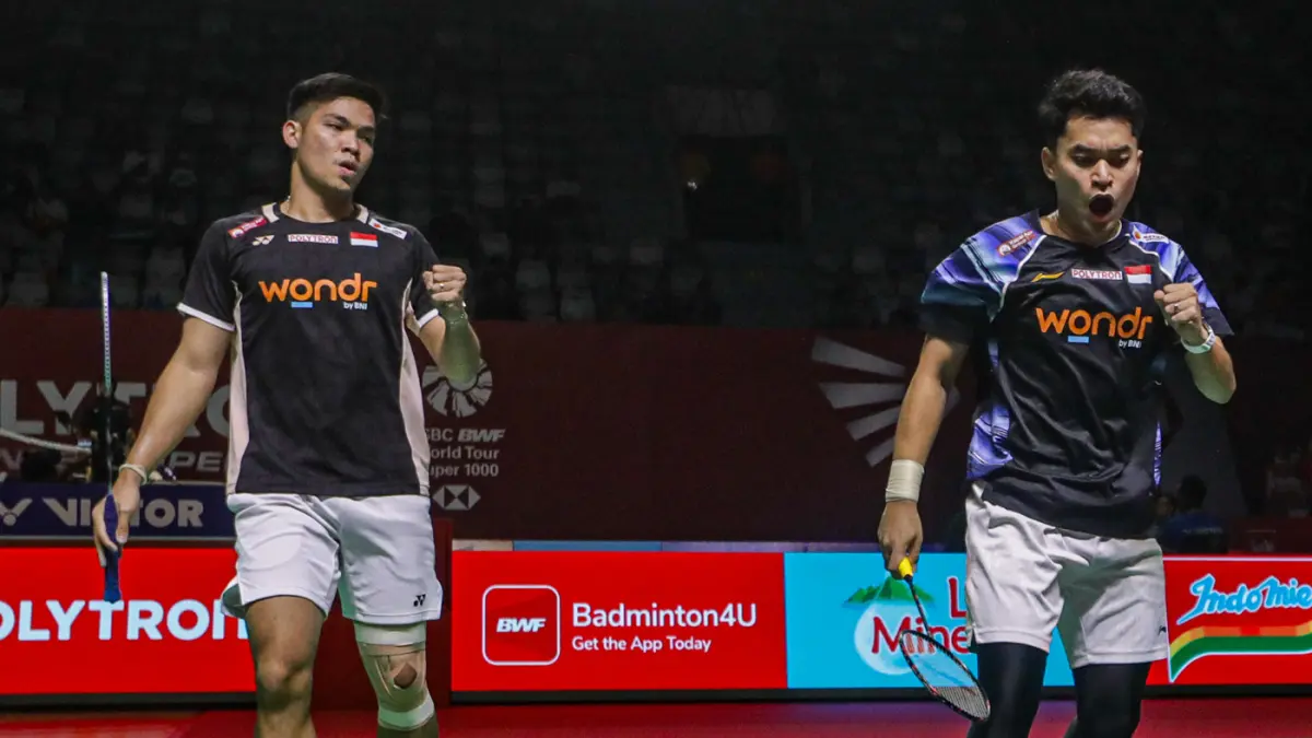 Ganda Putra Indonesia Leo Rolly Carnando/Daniel Marthin berusaha mengembalikan kok kearah pebulu tangkis Chinese Taipei Lee Jhe Huei/Yang Po Hsuan pada babak 32 besar Polytron Indonesia Open 2026 di Istora Senayan, Jakarta, Selasa (2/6/2026). (Salman Toyi