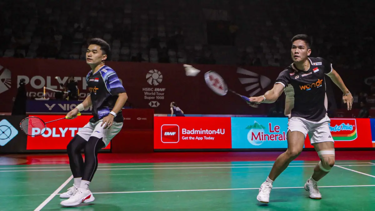 Ganda Putra Indonesia Leo Rolly Carnando/Daniel Marthin berusaha mengembalikan kok kearah pebulu tangkis Chinese Taipei Lee Jhe Huei/Yang Po Hsuan pada babak 32 besar Polytron Indonesia Open 2026 di Istora Senayan, Jakarta, Selasa (2/6/2026). (Salman Toyi