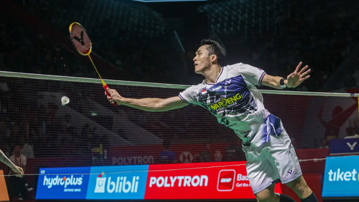 Pebulu tangkis tunggal putra Indonesia Jonatan Christie berusaha mengembalikan kok ke arah tunggal putra Singapura Jia Heng Jason Teh pada babak 32 besar Polytron Indonesia Open 2026 di Istora Senayan, Jakarta, Selasa (2/6/2026). (Salman Toyibi/Jawa Pos)