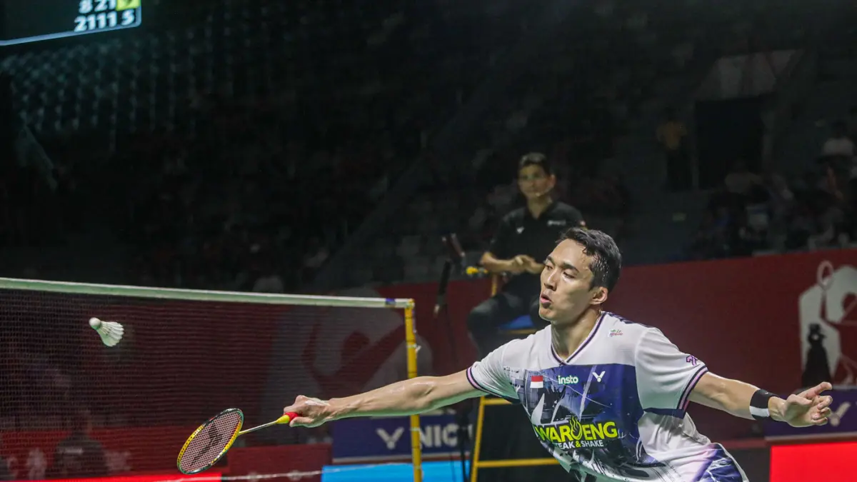 Pebulu tangkis tunggal putra Indonesia Jonatan Christie berusaha mengembalikan kok ke arah tunggal putra Singapura Jia Heng Jason Teh pada babak 32 besar Polytron Indonesia Open 2026 di Istora Senayan, Jakarta, Selasa (2/6/2026). (Salman Toyibi/Jawa Pos)