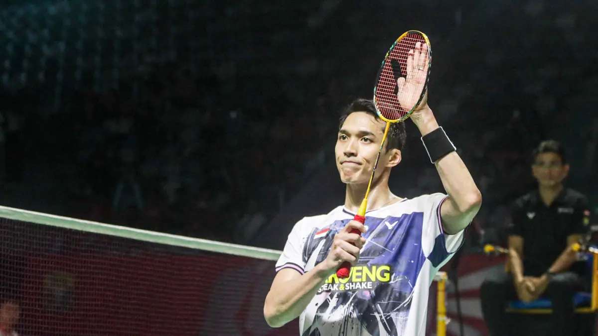 Pebulu tangkis tunggal putra Indonesia Jonatan Christie berusaha mengembalikan kok ke arah tunggal putra Singapura Jia Heng Jason Teh pada babak 32 besar Polytron Indonesia Open 2026 di Istora Senayan, Jakarta, Selasa (2/6/2026). (Salman Toyibi/Jawa Pos)