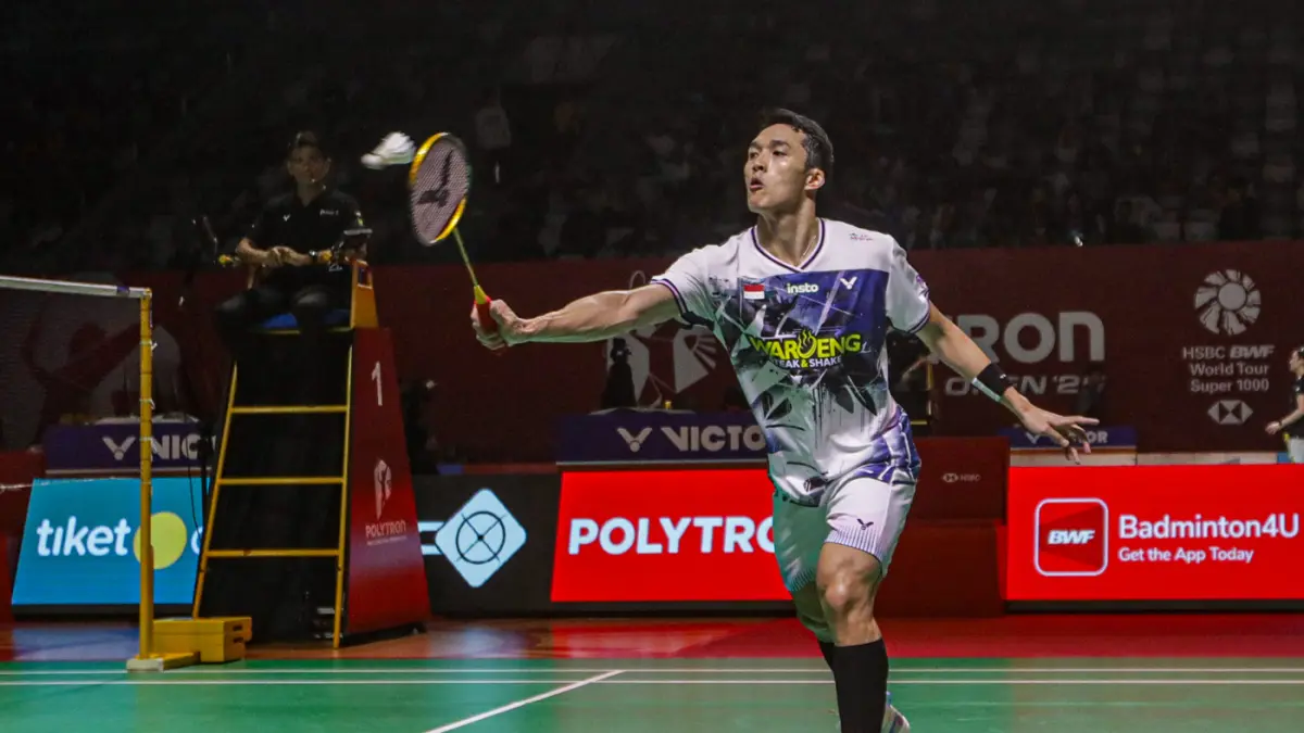 Pebulu tangkis tunggal putra Indonesia Jonatan Christie berusaha mengembalikan kok ke arah tunggal putra Singapura Jia Heng Jason Teh pada babak 32 besar Polytron Indonesia Open 2026 di Istora Senayan, Jakarta, Selasa (2/6/2026). (Salman Toyibi/Jawa Pos)