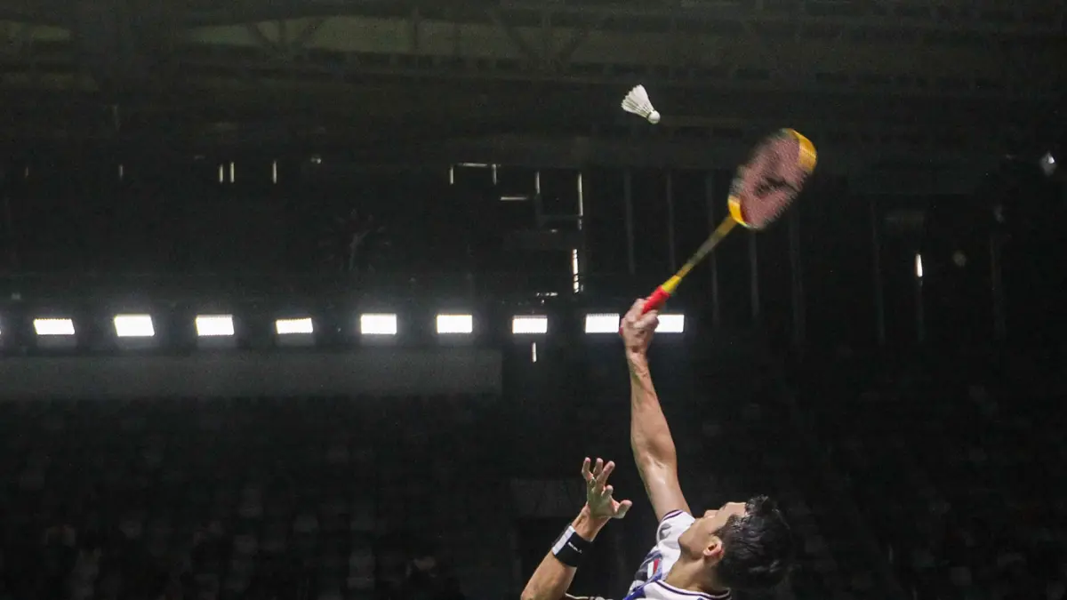 Pebulu tangkis tunggal putra Indonesia Jonatan Christie berusaha mengembalikan kok ke arah tunggal putra Singapura Jia Heng Jason Teh pada babak 32 besar Polytron Indonesia Open 2026 di Istora Senayan, Jakarta, Selasa (2/6/2026). (Salman Toyibi/Jawa Pos)