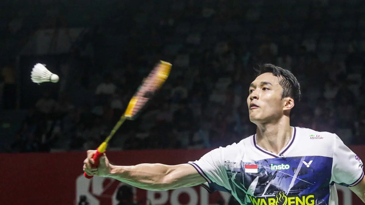 Pebulu tangkis tunggal putra Indonesia Jonatan Christie berusaha mengembalikan kok ke arah tunggal putra Singapura Jia Heng Jason Teh pada babak 32 besar Polytron Indonesia Open 2026 di Istora Senayan, Jakarta, Selasa (2/6/2026). (Salman Toyibi/Jawa Pos)