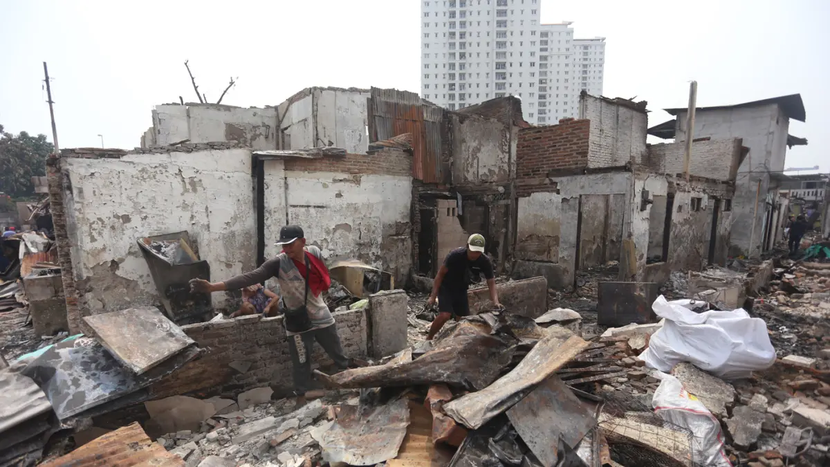 Warga Mencari Cari Barang-Barang yang Tersisa Pasca Kebakaran Kemayoran - Image