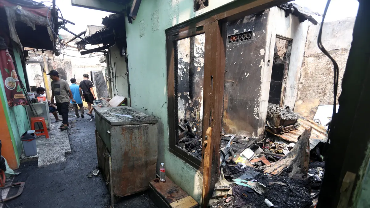 Warga mencari sisa barang-barang di rumah miliknya yang terbakar di Jalan Kemayoran Gempol, Kebon Kosong, Kemayoran, Jakarta, Selasa (2/6/2026). (Dery Ridwansah/ JawaPos.com)