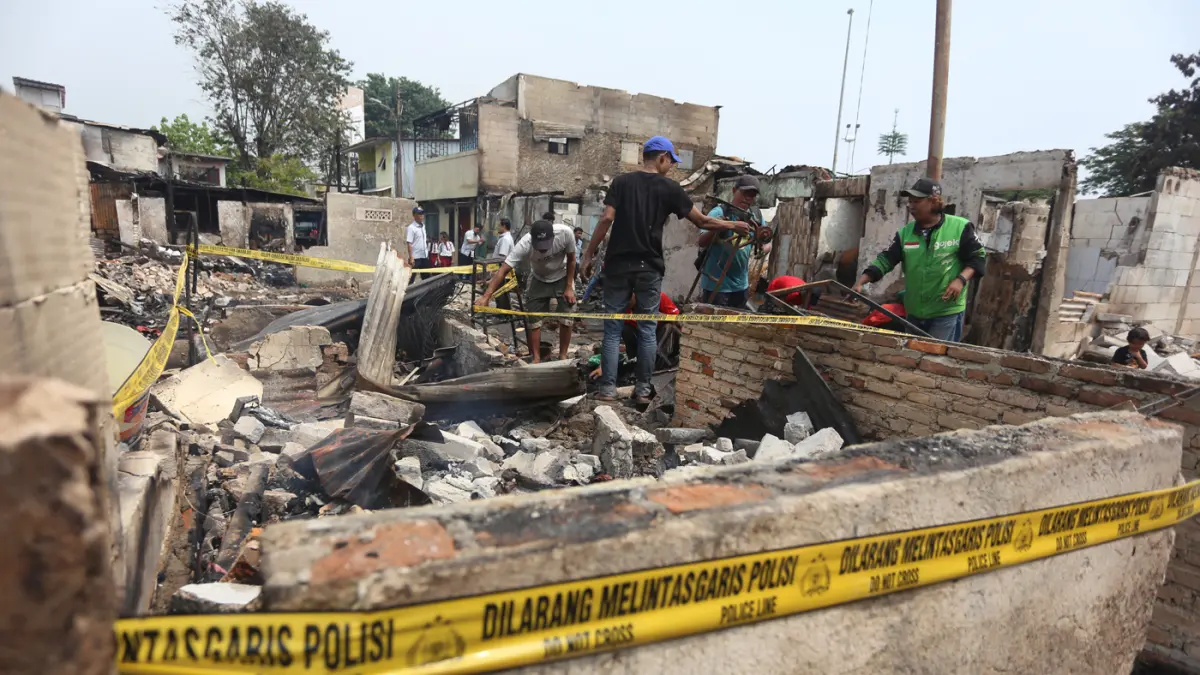 Warga mencari sisa barang-barang di rumah miliknya yang terbakar di Jalan Kemayoran Gempol, Kebon Kosong, Kemayoran, Jakarta, Selasa (2/6/2026). (Dery Ridwansah/ JawaPos.com)