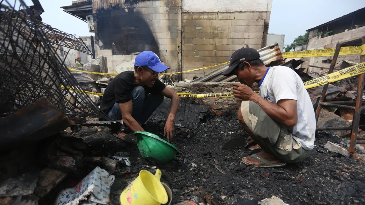 Warga mencari sisa barang-barang di rumah miliknya yang terbakar di Jalan Kemayoran Gempol, Kebon Kosong, Kemayoran, Jakarta, Selasa (2/6/2026). (Dery Ridwansah/ JawaPos.com)