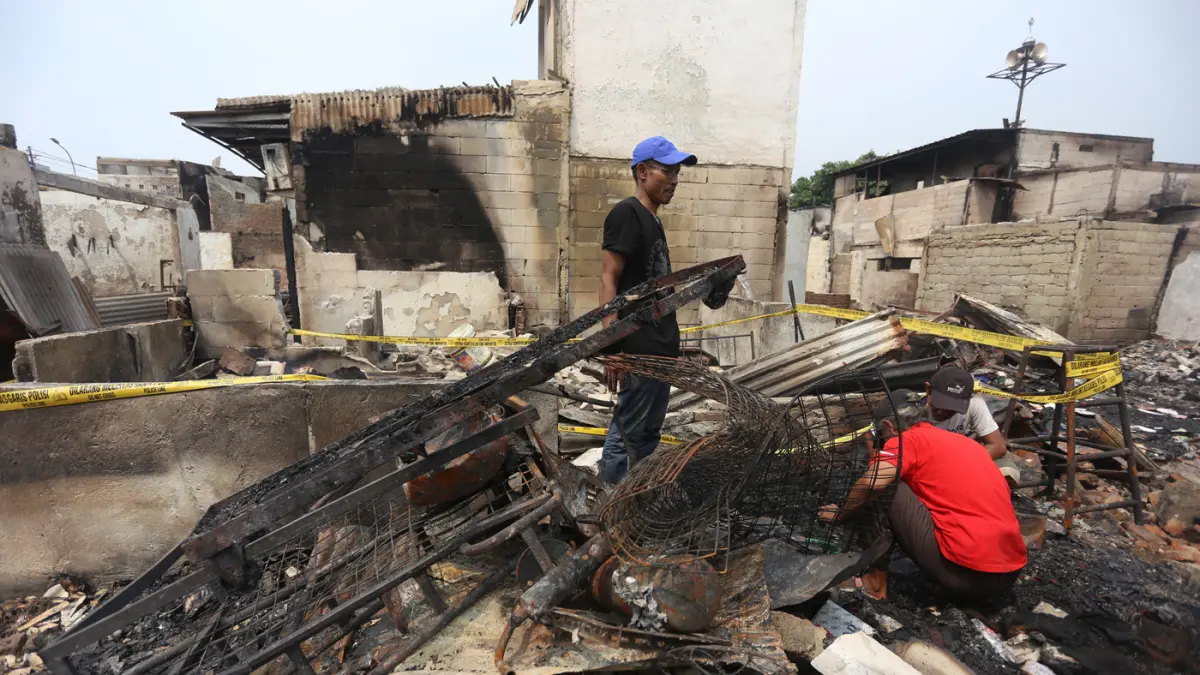 Warga mencari sisa barang-barang di rumah miliknya yang terbakar di Jalan Kemayoran Gempol, Kebon Kosong, Kemayoran, Jakarta, Selasa (2/6/2026). (Dery Ridwansah/ JawaPos.com)