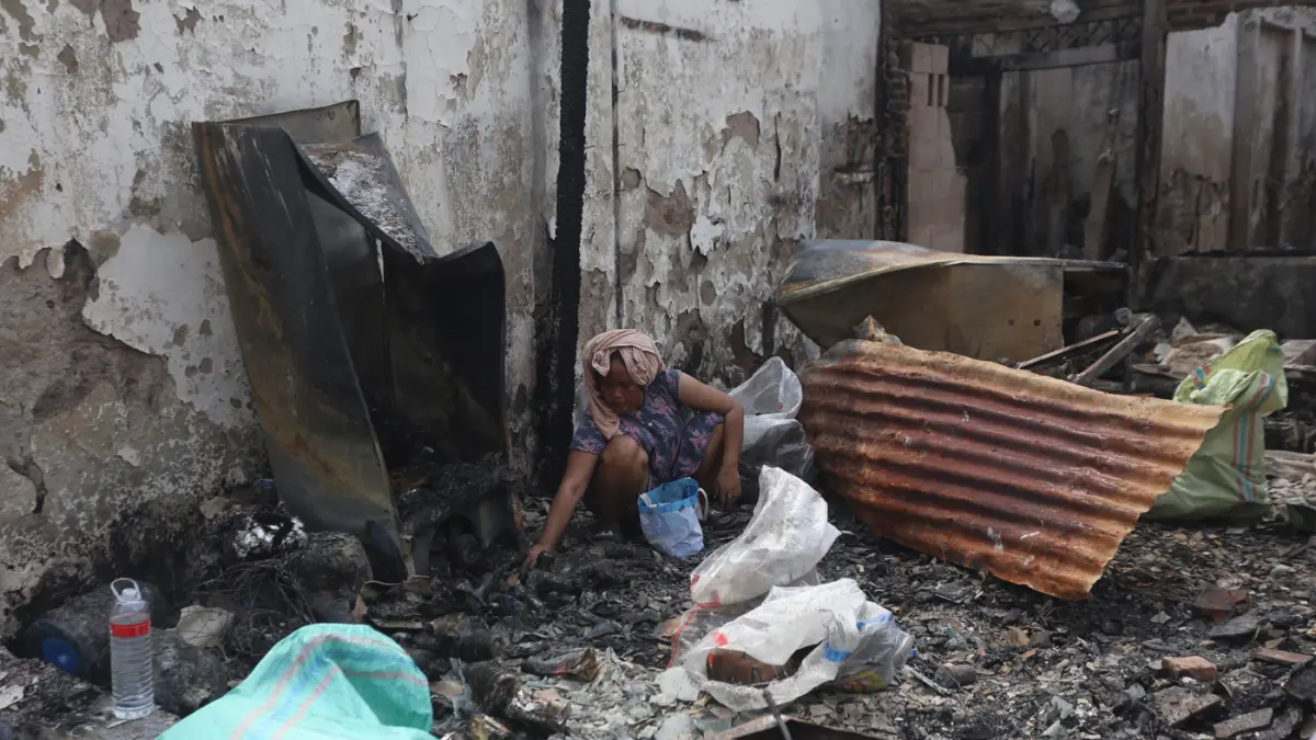 Warga mencari sisa barang-barang di rumah miliknya yang terbakar di Jalan Kemayoran Gempol, Kebon Kosong, Kemayoran, Jakarta, Selasa (2/6/2026). (Dery Ridwansah/ JawaPos.com)