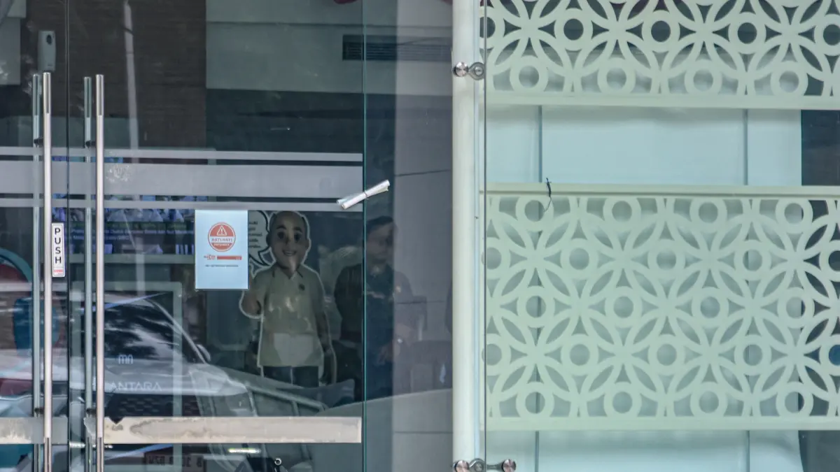 Aktifitas sejumlah pegawai di depan kantor Badan Gizi Nasional (BGN) di Jakarta, Rabu (03/06/2026). Penyidik Jaksa Agung Muda Tindak Pidana Khusus (Jampidsus) Kejaksaan Agung melakukan penggeledahan di kantor Badan Gizi Nasional (BGN) pada Rabu dini hari, 3 Juni 2026. Penggeledahan ini terjadi sehari setelah Presiden Prabowo Subianto resmi mencopot Dadan Hindayana dari jabatan Kepala BGN. HANUNG HAMBARA/JAWA POS