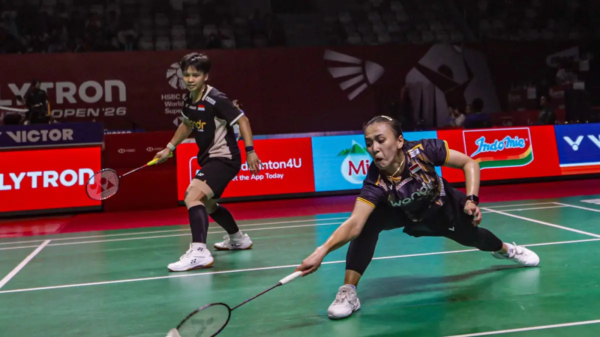 Ganda putri Indonesia Febriana Dwipuji Kusuma/Meilysa Trias Puspitasari berusaha mengembalikan kok ke arah pemain ganda putri India Treesa Jolly/ Gayatri Gipichand Pullela pada babak 32 besar Polytron Indonesia Open 2026 di Istora Senayan, Jakarta, Selasa