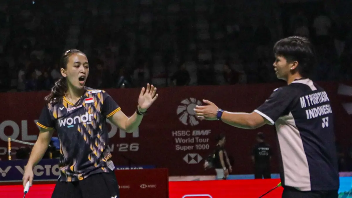Ganda putri Indonesia Febriana Dwipuji Kusuma/Meilysa Trias Puspitasari berusaha mengembalikan kok ke arah pemain ganda putri India Treesa Jolly/ Gayatri Gipichand Pullela pada babak 32 besar Polytron Indonesia Open 2026 di Istora Senayan, Jakarta, Selasa