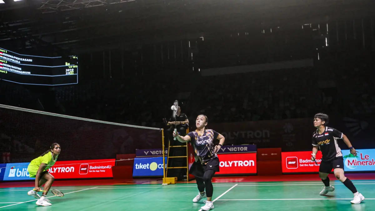 Ganda putri Indonesia Febriana Dwipuji Kusuma/Meilysa Trias Puspitasari berusaha mengembalikan kok ke arah pemain ganda putri India Treesa Jolly/ Gayatri Gipichand Pullela pada babak 32 besar Polytron Indonesia Open 2026 di Istora Senayan, Jakarta, Selasa