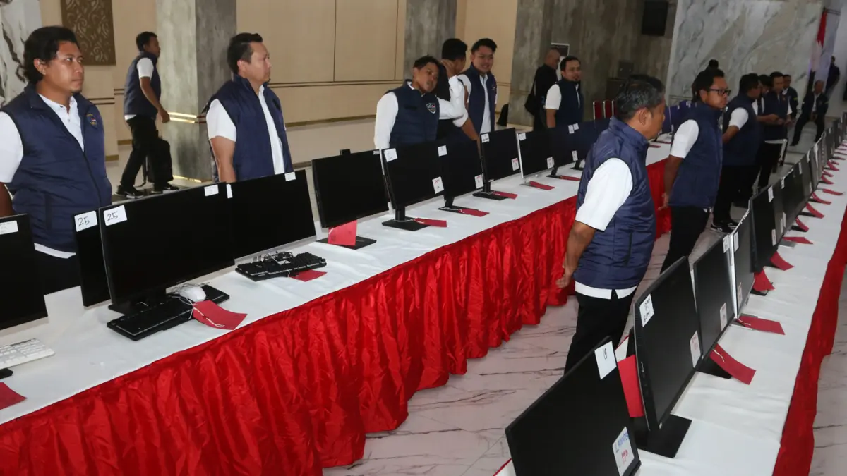 Penyidik berada di dekat barang bukti dalam rilis pengungkapan kasus dugaan penipuan daring dengan modus pig butchering di Polda Jawa Tengah, Semarang, Jawa Tengah, Senin (1/6/2026). (Nur Chamim/ Jawa Pos Radar Semarang)