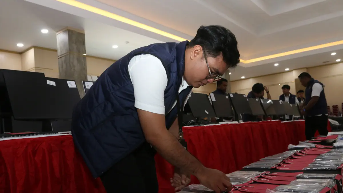 Penyidik meletakan barang bukti dalam rilis pengungkapan kasus dugaan penipuan daring dengan modus pig butchering di Polda Jawa Tengah, Semarang, Jawa Tengah, Senin (1/6/2026). (Nur Chamim/ Jawa Pos Radar Semarang)