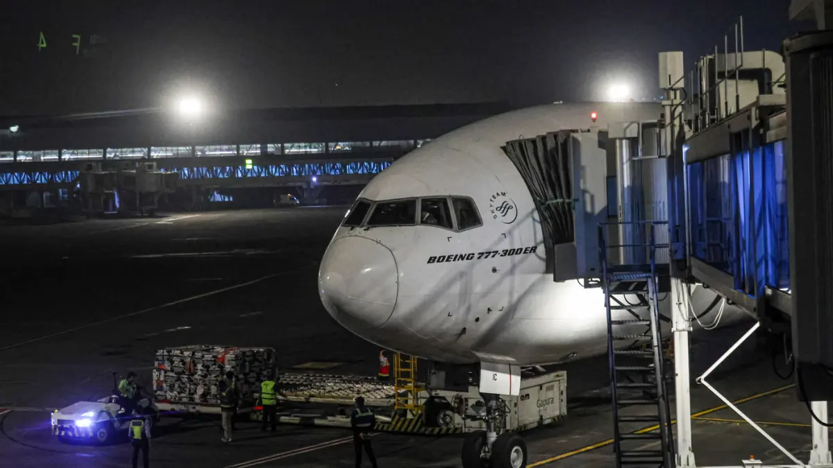 Petugas darat menurunkan kargo jamaah haji Debarkasi Jakarta Pondok Gede (JKG) usai tiba di Terminal 2F, Bandara Soekarno-Hatta, Tangerang, Senin (01/06/2026). (Hanung Hambara/Jawa Pos)