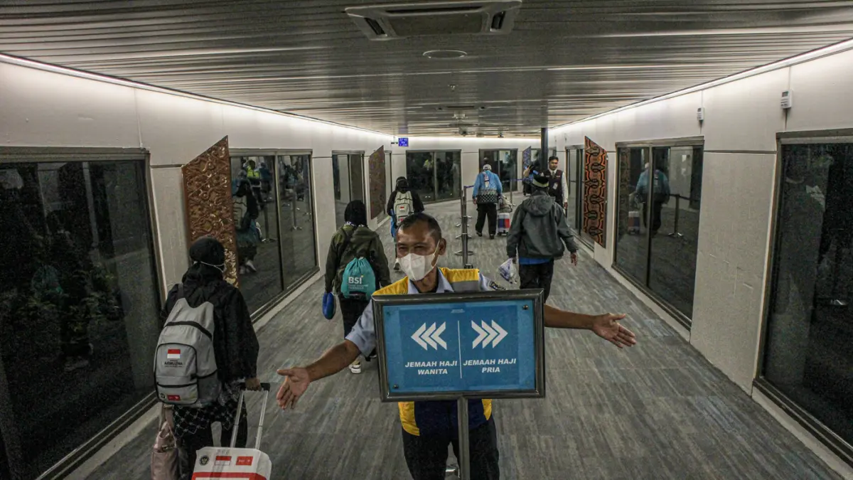 Sejumlah jamaah haji Debarkasi Jakarta Pondok Gede (JKG) menjalani pemeriksaan kesehatan oleh Balai Besar Kekarantinaan Kesehatan Soekarno Hatta (BBKK) usai tiba di Terminal 2F, Bandara Soekarno-Hatta, Tangerang, Senin (01/06/2026). (Hanung Hambara/Jawa P