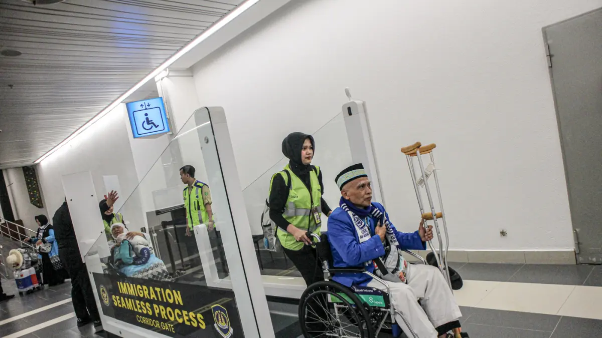 Sejumlah jamaah haji Debarkasi Jakarta Pondok Gede (JKG) menjalani pemeriksaan kesehatan oleh Balai Besar Kekarantinaan Kesehatan Soekarno Hatta (BBKK) usai tiba di Terminal 2F, Bandara Soekarno-Hatta, Tangerang, Senin (01/06/2026). (Hanung Hambara/Jawa P