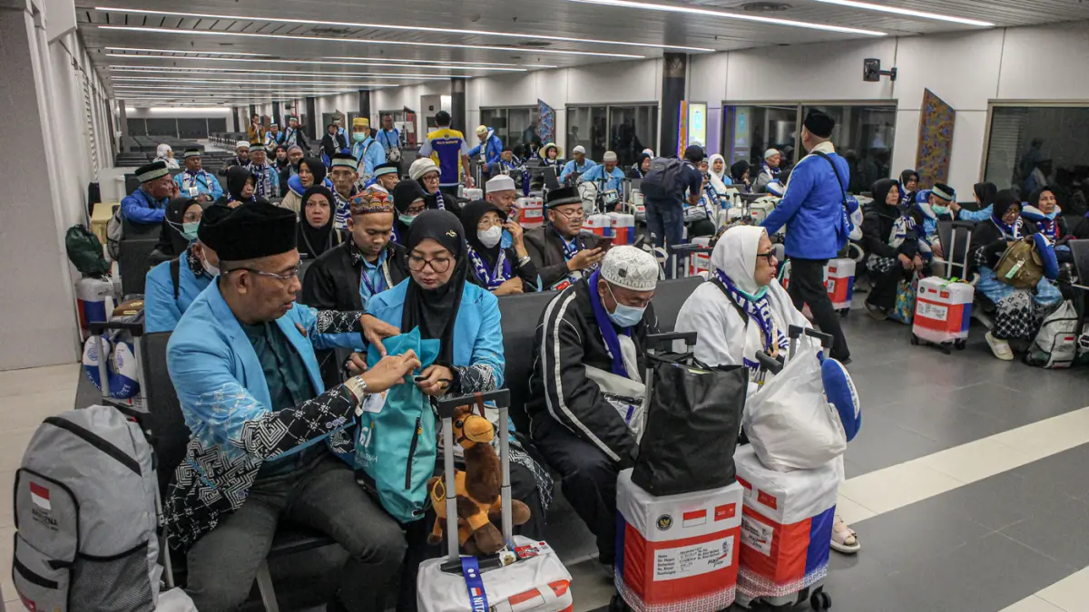 Sejumlah jamaah haji Debarkasi Jakarta Pondok Gede (JKG) menjalani pemeriksaan kesehatan oleh Balai Besar Kekarantinaan Kesehatan Soekarno Hatta (BBKK) usai tiba di Terminal 2F, Bandara Soekarno-Hatta, Tangerang, Senin (01/06/2026). (Hanung Hambara/Jawa P