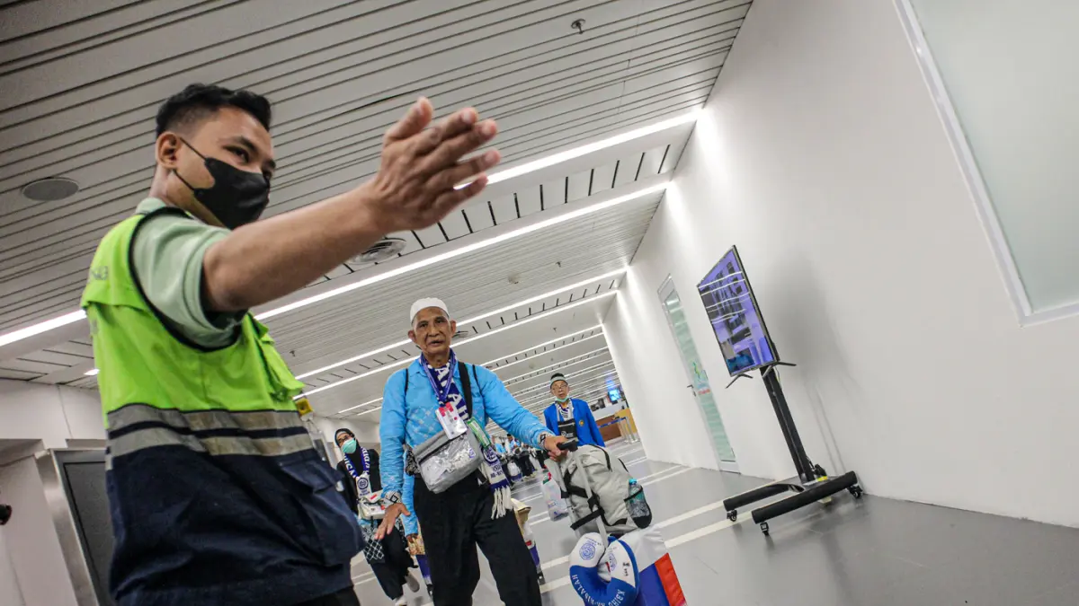 Sejumlah jamaah haji Debarkasi Jakarta Pondok Gede (JKG) tiba di Terminal 2F, Bandara Soekarno-Hatta, Tangerang, Senin (01/06/2026). (Hanung Hambara/Jawa Pos)