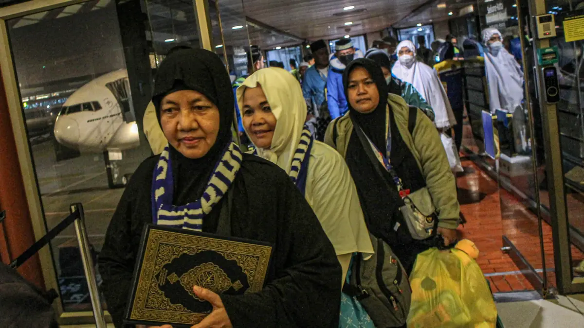 Sejumlah jamaah haji Debarkasi Jakarta Pondok Gede (JKG) tiba di Terminal 2F, Bandara Soekarno-Hatta, Tangerang, Senin (01/06/2026). (Hanung Hambara/Jawa Pos)