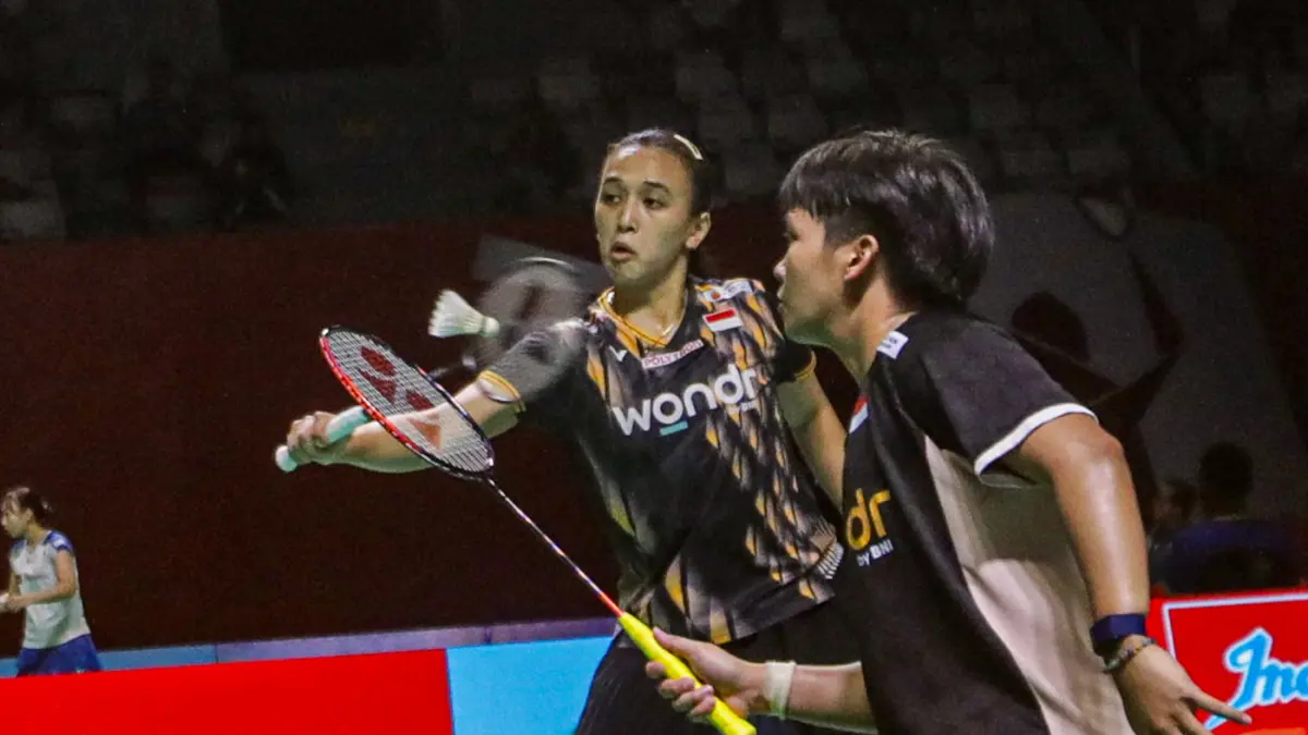 Ganda putri Indonesia Febriana Dwipuji Kusuma/Meilysa Trias Puspitasari berusaha mengembalikan kok ke arah pemain ganda putri India Treesa Jolly/ Gayatri Gipichand Pullela pada babak 32 besar Polytron Indonesia Open 2026 di Istora Senayan, Jakarta, Selasa