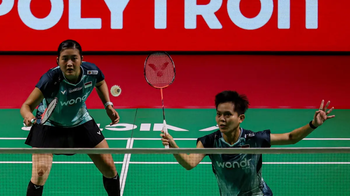 Pebulu tangkis ganda putri Indonesia Amalia Cahaya Pratiwi/Siti Fadia Silva Ramadhanti mengembalikan kok ke arah ganda putri Korea Selatan Baek Ha Na dan Lee So Hee pada babak 32 besar Polytron Indonesia Open 2026 di Istora Senayan, Jakarta, Rabu (3/6/202