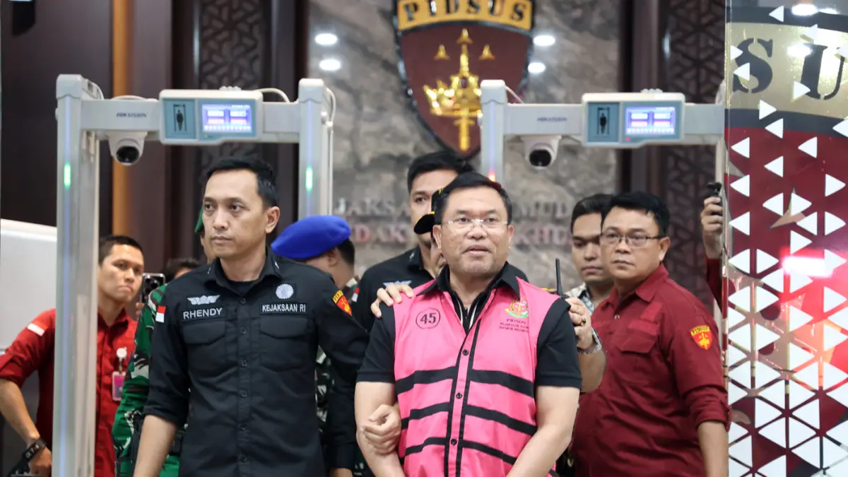 Kejaksaan Agung menetapkan tiga tersangka yaitu mantan Kepala BGN Dadan Hindayana, dan dua mantan Wakil Kepala BGN yakni Sony Sanjaya dan Lodewyk Pusung sebagai tersangka dugaan tindak pidana korupsi tata kelola program MBG pada BGN tahun 2025-2026. (Dery
