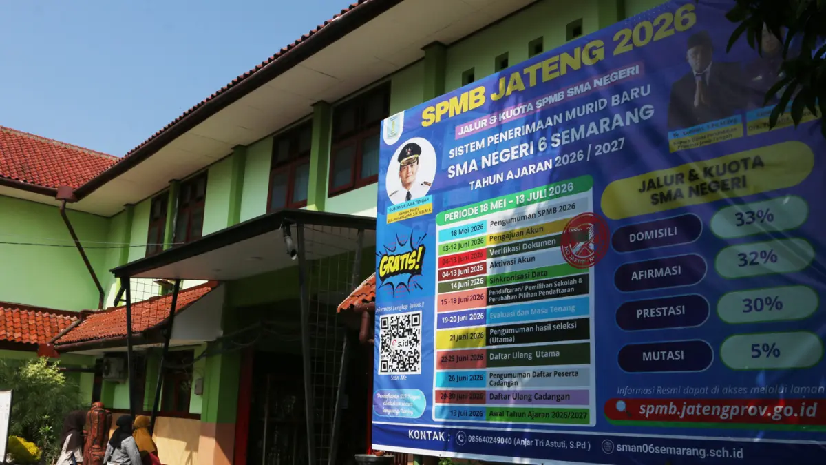 Calon Orang tua murid Proses seleksi Sistem Penerimaan Murid Baru (SPMB) Provinsi Jawa Tengah resmi berjalan,Tim panitia dan operator SMA Negeri 6 Kota Semarang saat memberikan pelayanan terbaik dan transparan, dan berintegritas untuk membantu proses veri