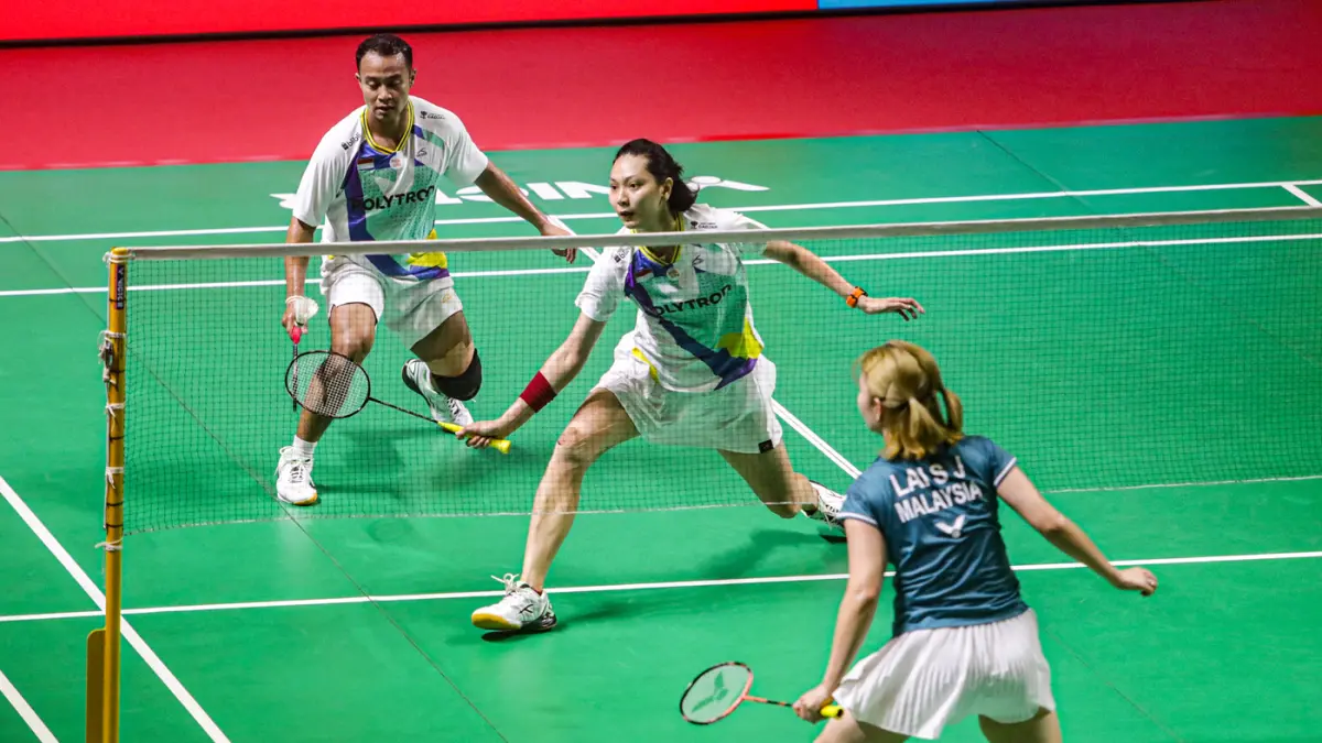 Pasangan ganda campuran Indonesia Rehan Naufal Kusharjanto/Gloria Emanuelle Widjaja berusaha mengembalikan kok ke arah pebulu tangkis malaysia Goh Soon Huat/Lai Shevon Jemie pada babak 32 besar Polytron Indonesia Open 2026 di Istora Senayan, Jakarta, Rabu