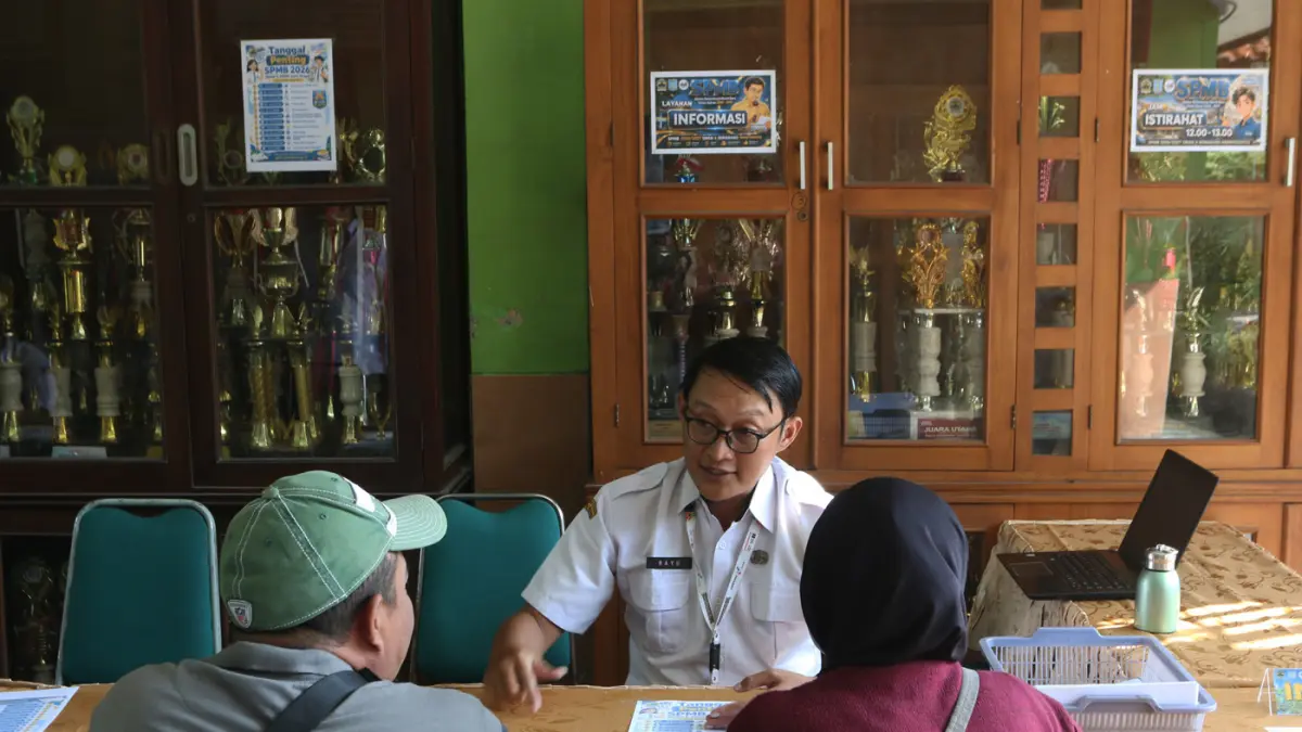 alon Orang tua murid Proses seleksi Sistem Penerimaan Murid Baru (SPMB) Provinsi Jawa Tengah resmi berjalan,Tim panitia dan operator SMA Negeri 6 Kota Semarang saat memberikan pelayanan terbaik dan transparan, dan berintegritas untuk membantu proses verif