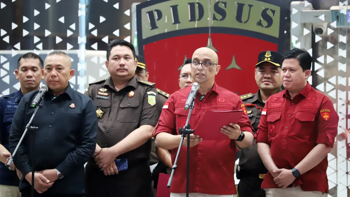 Plh Kapuspenkum Kejagung, Mochamad Jeffry mendampingi Direktur Penyidikan Jampidsus Kejagung Syarief Sulaeman Nahdi menyampaikan keterangan pers terkait dugaan tindak pidana korupsi tata kelola program Makan Bergizi Gratis (MBG) pada Badan Gizi Nasional (