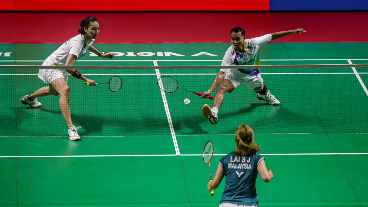 Pasangan ganda campuran Indonesia Rehan Naufal Kusharjanto/Gloria Emanuelle Widjaja berusaha mengembalikan kok ke arah pebulu tangkis malaysia Goh Soon Huat/Lai Shevon Jemie pada babak 32 besar Polytron Indonesia Open 2026 di Istora Senayan, Jakarta, Rabu