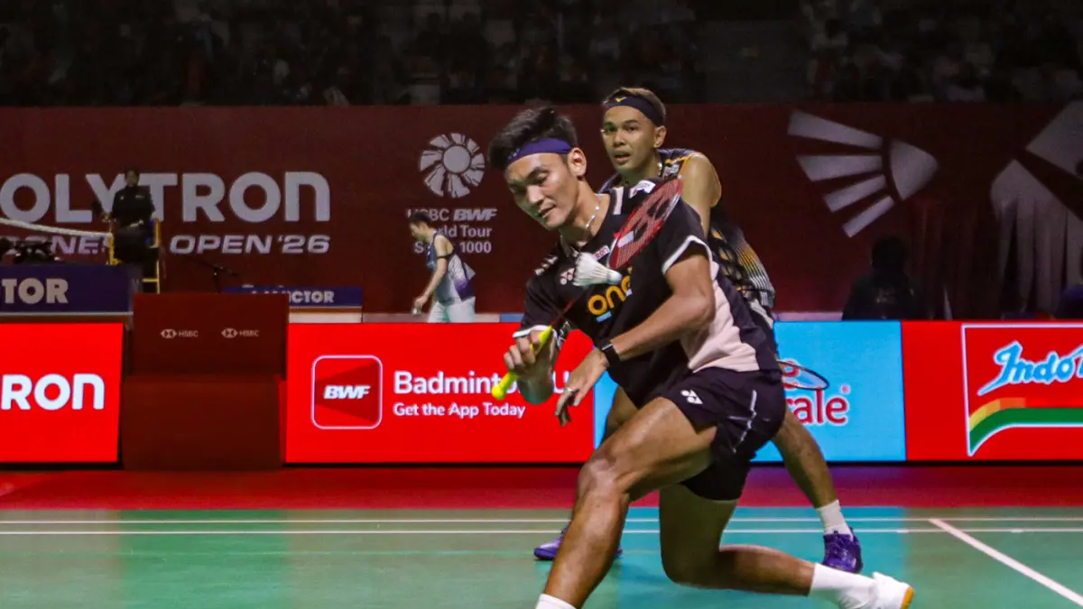 Pebulu tangkis ganda putra Indonesia Fajar Alfian/Muhammad Shohibul Fikri berusaha mengembalikan kok ke arah pebulu tangkis China, Chen/Liu pada babak 32 besar Polytron Indonesia Open 2026 di Istora Senayan, Jakarta, Rabu (3/6/2026). (Salman Toyibi/Jawa P
