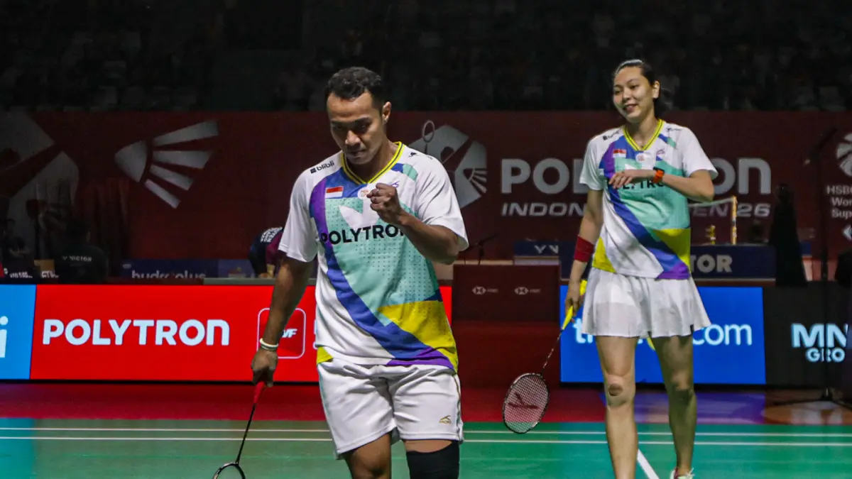 Pasangan ganda campuran Indonesia Rehan Naufal Kusharjanto/Gloria Emanuelle Widjaja berusaha mengembalikan kok ke arah pebulu tangkis malaysia Goh Soon Huat/Lai Shevon Jemie pada babak 32 besar Polytron Indonesia Open 2026 di Istora Senayan, Jakarta, Rabu