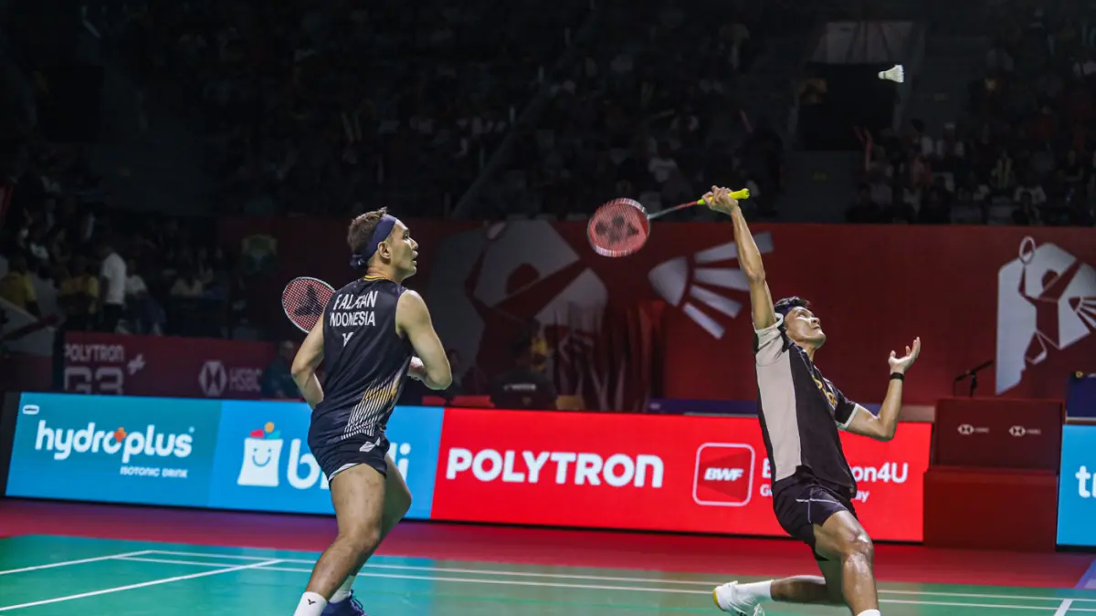 Pebulu tangkis ganda putra Indonesia Fajar Alfian/Muhammad Shohibul Fikri berusaha mengembalikan kok ke arah pebulu tangkis China, Chen/Liu pada babak 32 besar Polytron Indonesia Open 2026 di Istora Senayan, Jakarta, Rabu (3/6/2026). (Salman Toyibi/Jawa P