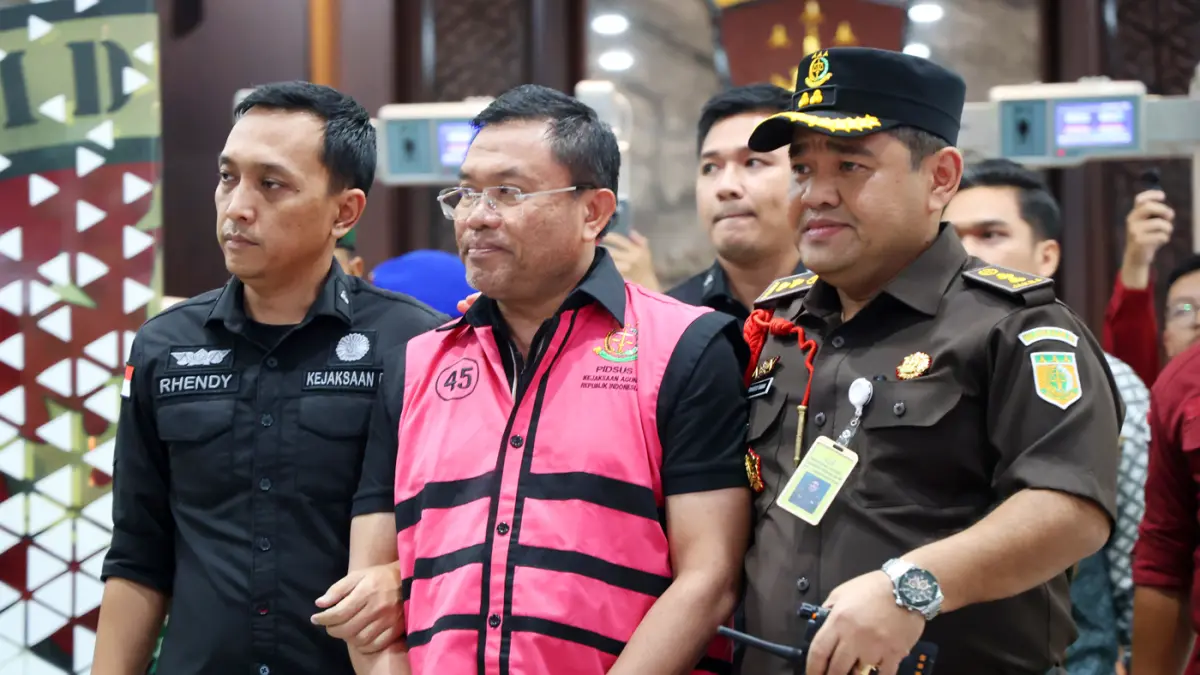 Kejaksaan Agung menetapkan tiga tersangka yaitu mantan Kepala BGN Dadan Hindayana, dan dua mantan Wakil Kepala BGN yakni Sony Sanjaya dan Lodewyk Pusung sebagai tersangka dugaan tindak pidana korupsi tata kelola program MBG pada BGN tahun 2025-2026. (Dery