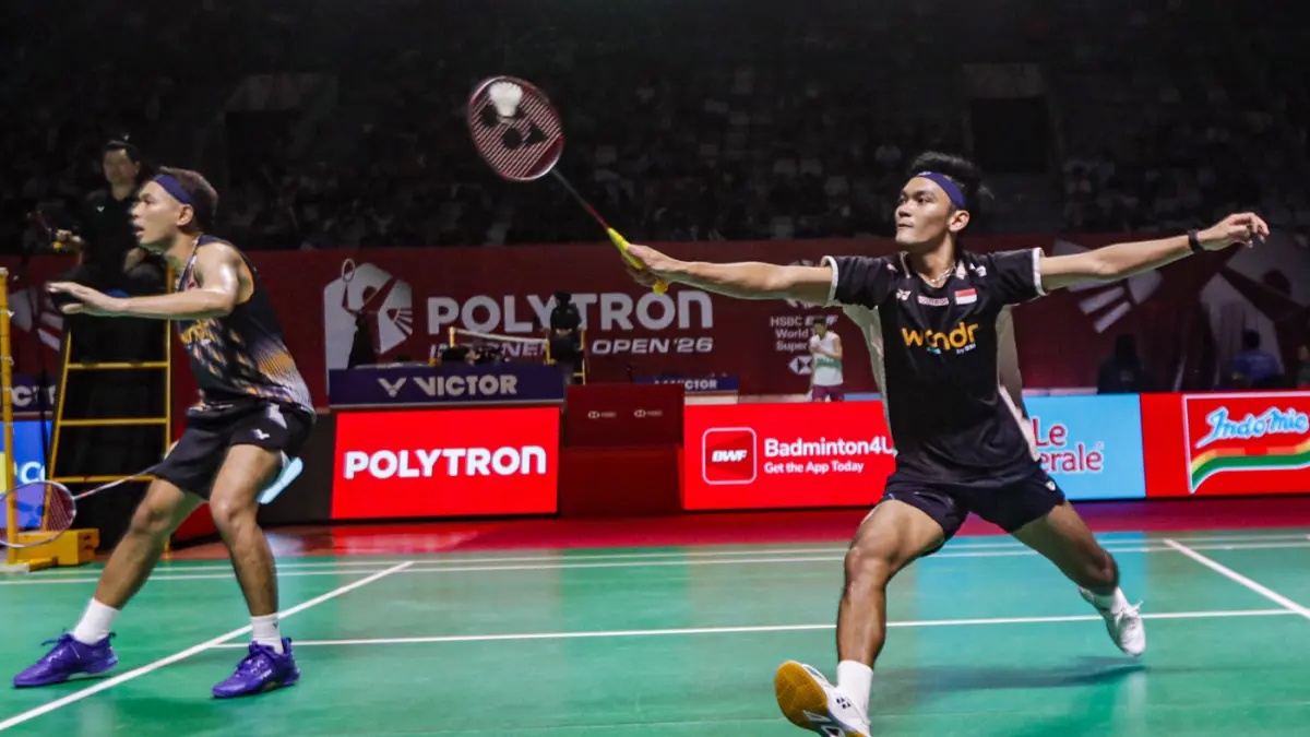 Pebulu tangkis ganda putra Indonesia Fajar Alfian/Muhammad Shohibul Fikri berusaha mengembalikan kok ke arah pebulu tangkis China, Chen/Liu pada babak 32 besar Polytron Indonesia Open 2026 di Istora Senayan, Jakarta, Rabu (3/6/2026). (Salman Toyibi/Jawa P