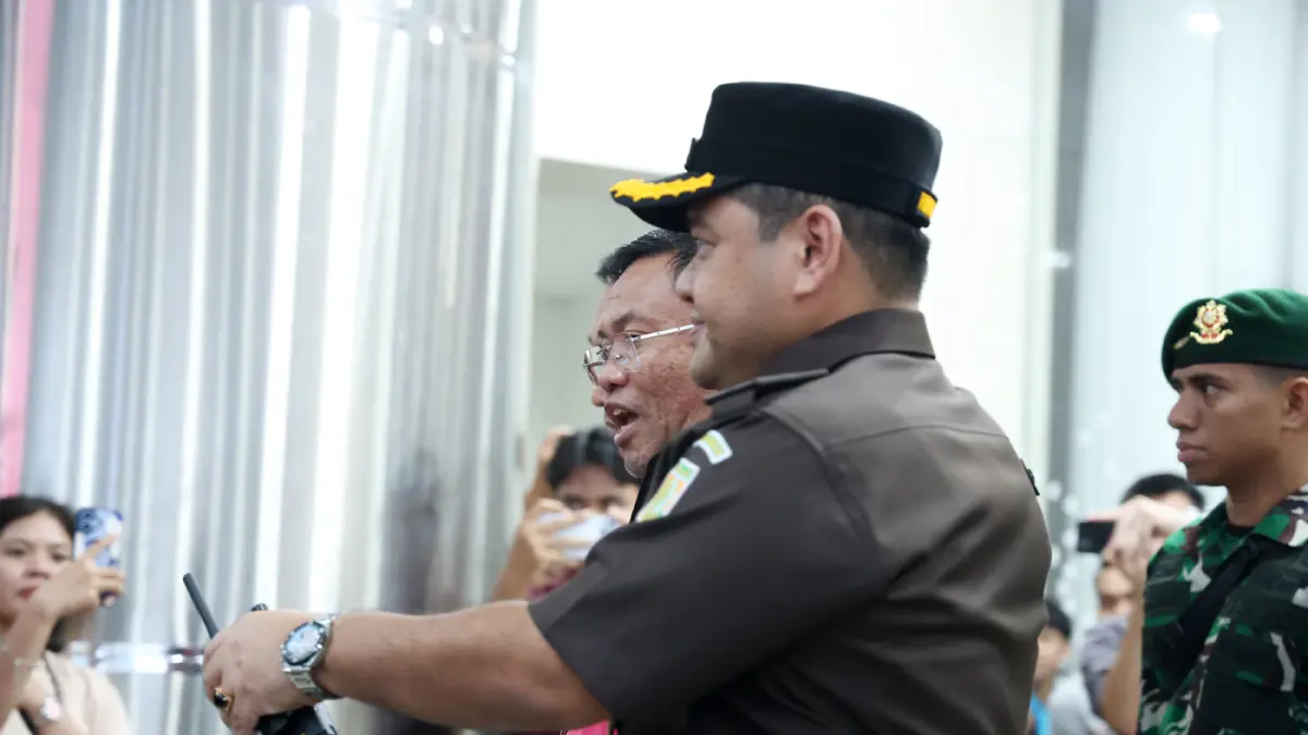 Kejaksaan Agung menetapkan tiga tersangka yaitu mantan Kepala BGN Dadan Hindayana, dan dua mantan Wakil Kepala BGN yakni Sony Sanjaya dan Lodewyk Pusung sebagai tersangka dugaan tindak pidana korupsi tata kelola program MBG pada BGN tahun 2025-2026. (Dery
